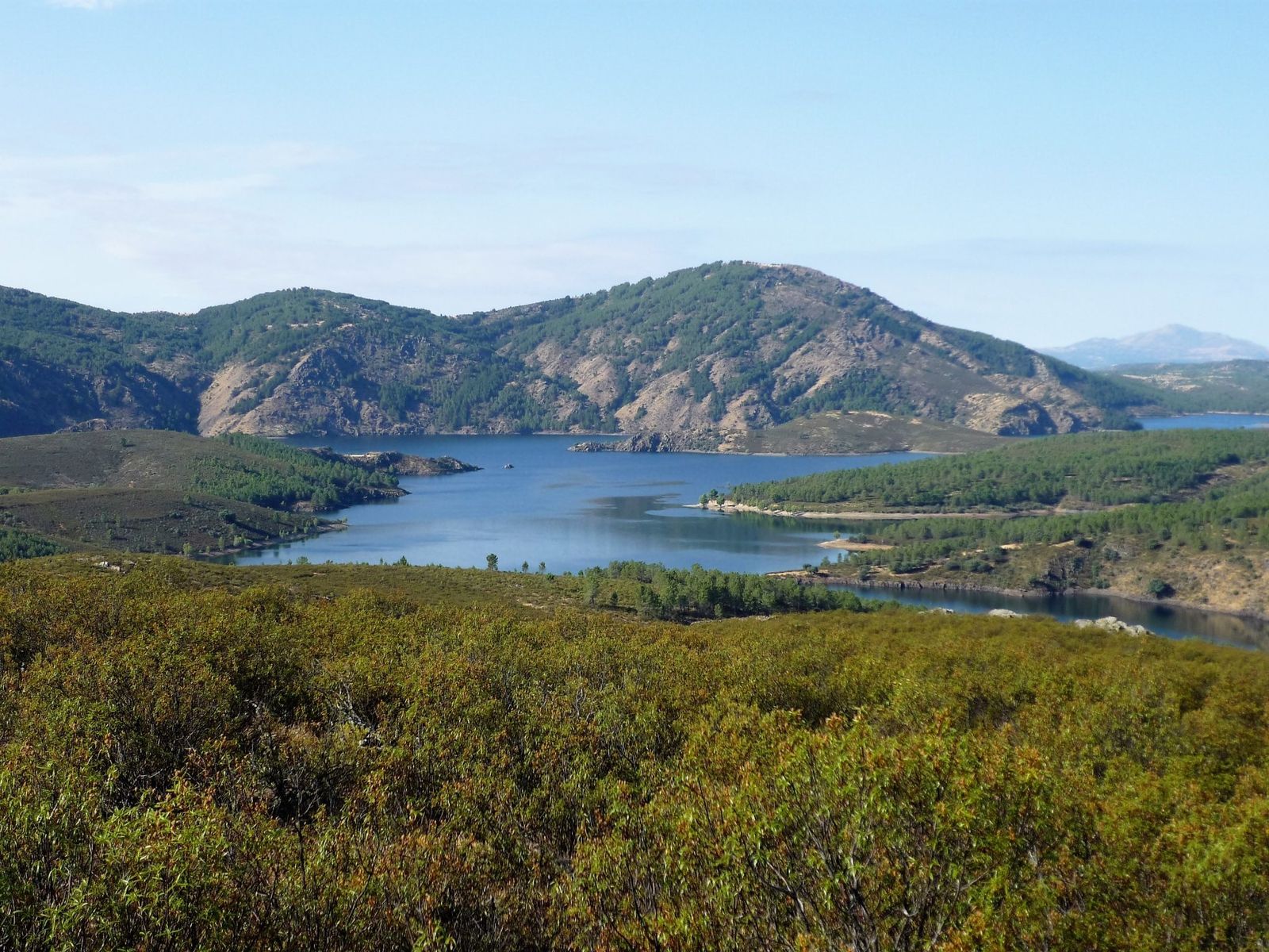 Vista del Embalse de El Atazar desde un tramo de la Senda del Genaro