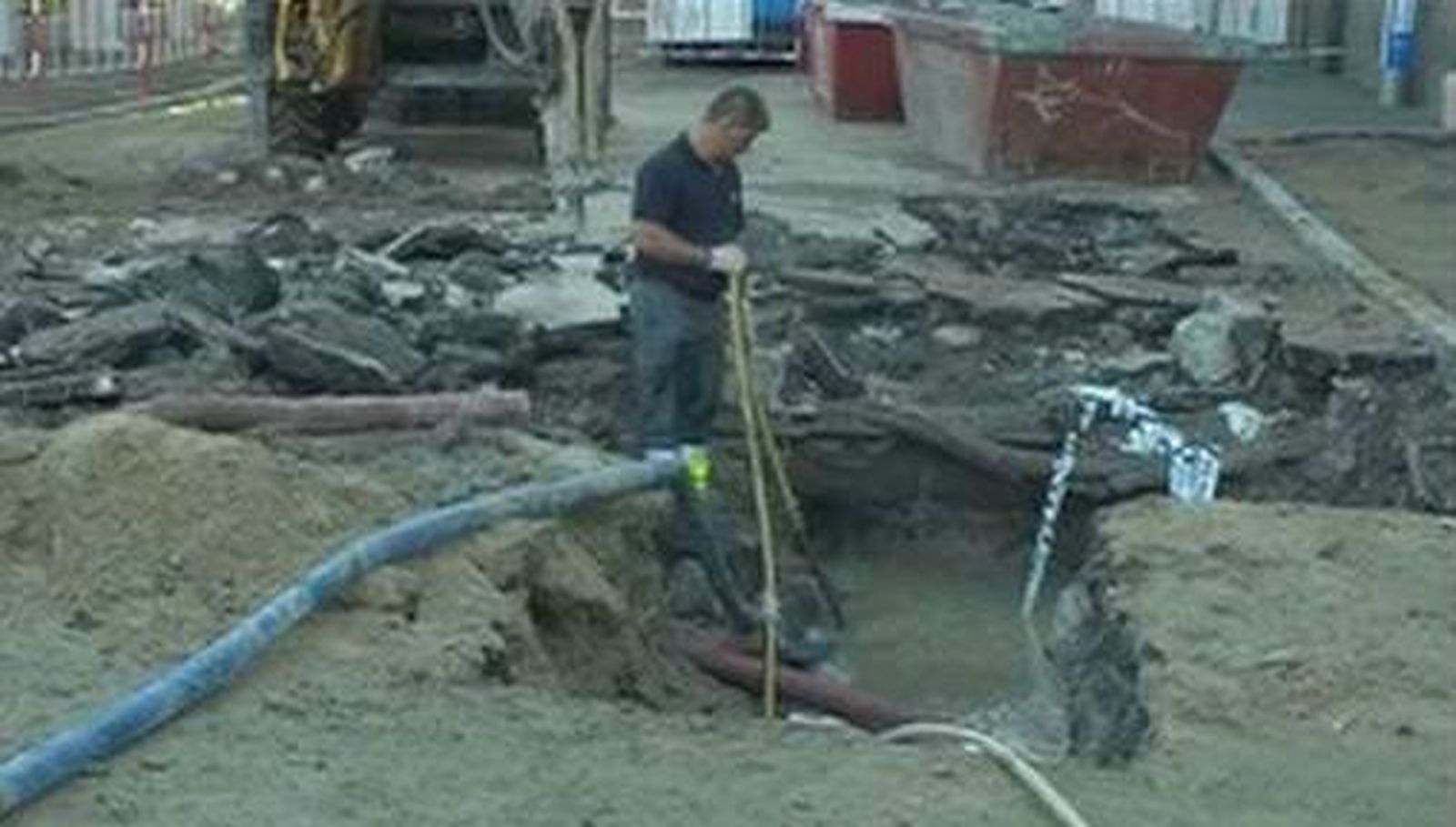 Cortados los carriles laterales de Recoletos por la rotura de una tubería
