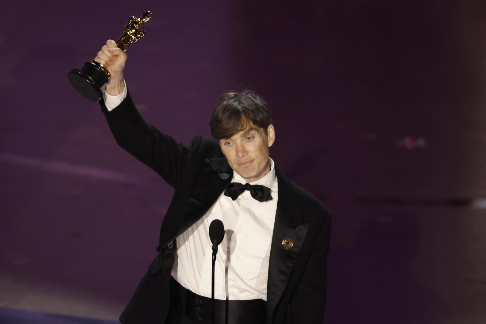 Cillian Murphy en el escenario tras ganar el Oscar a Mejor Actor Principal