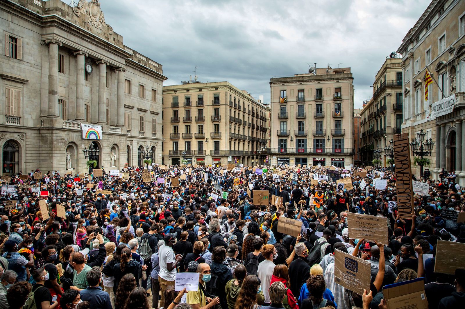 Miles de personas protestan contra el racismo en varias capitales españolas