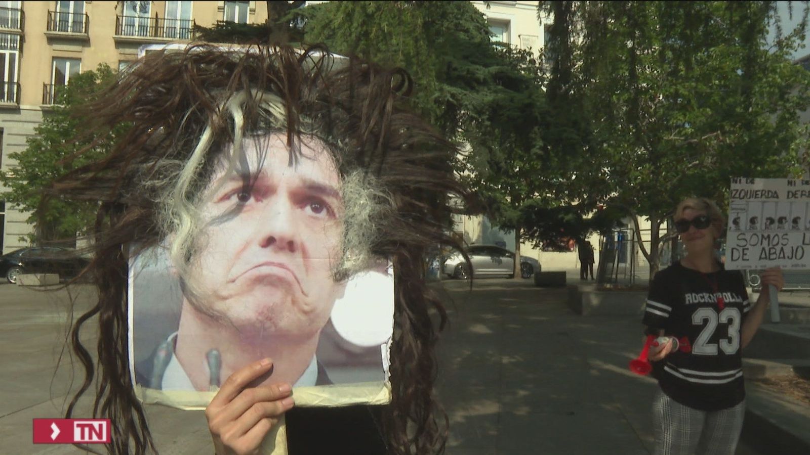 Profesionales de la peluquería y estética protestan ante el Congreso de los Diputados