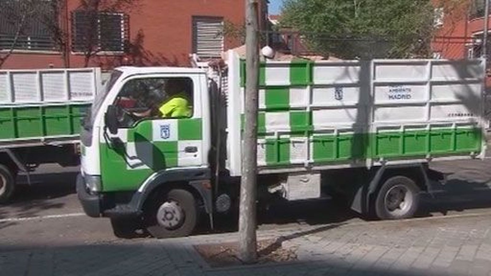 Conductores, policías, sanitarios, camareros o personal de la limpieza celebran el 1 de mayo trabajando