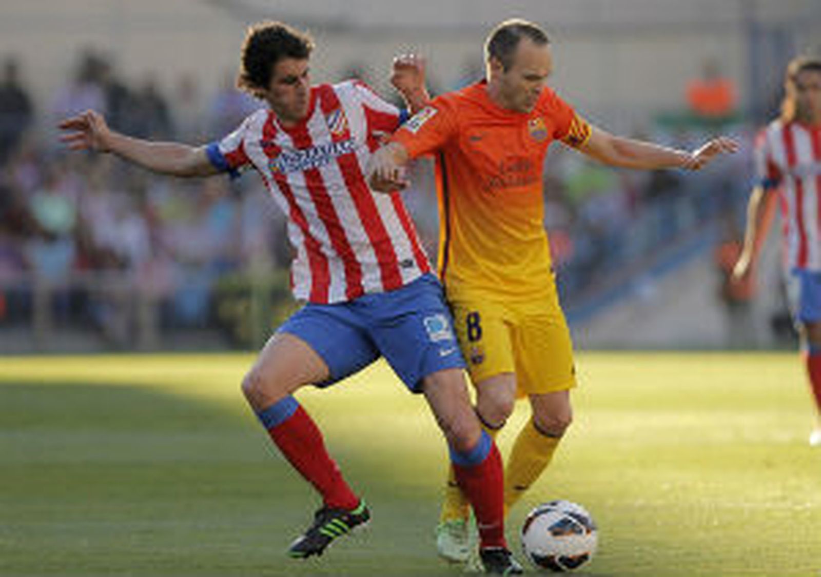 Tiago Mendes ante Iniesta