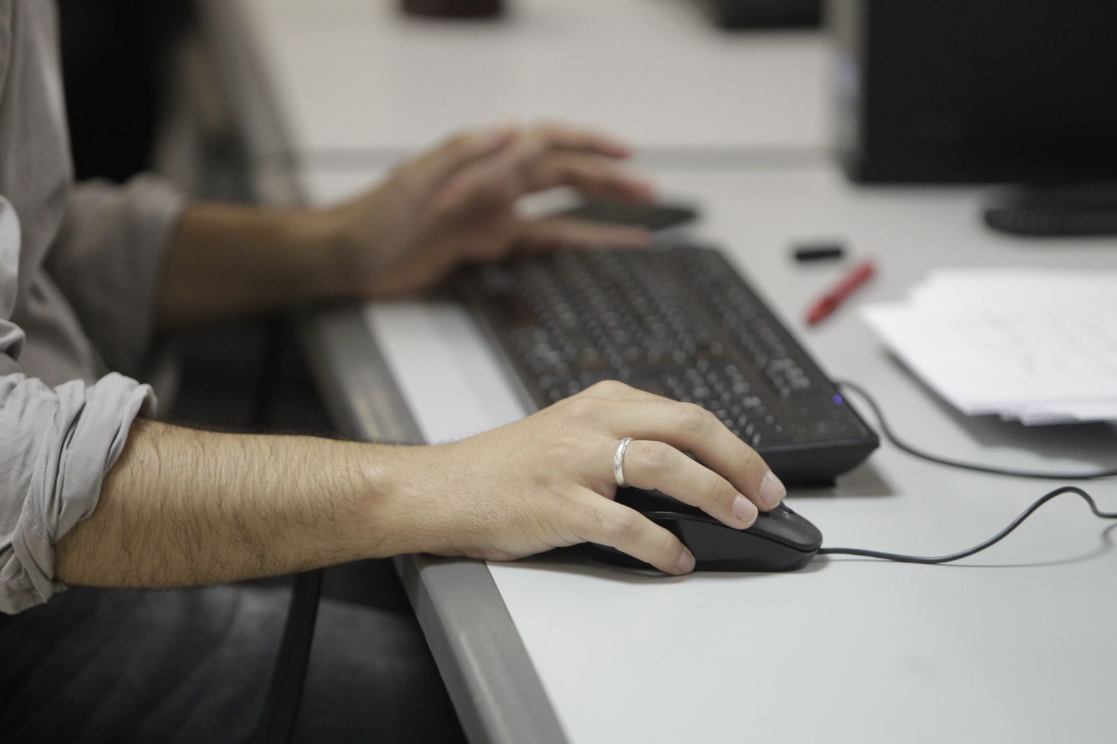 Un trabajador en una oficina