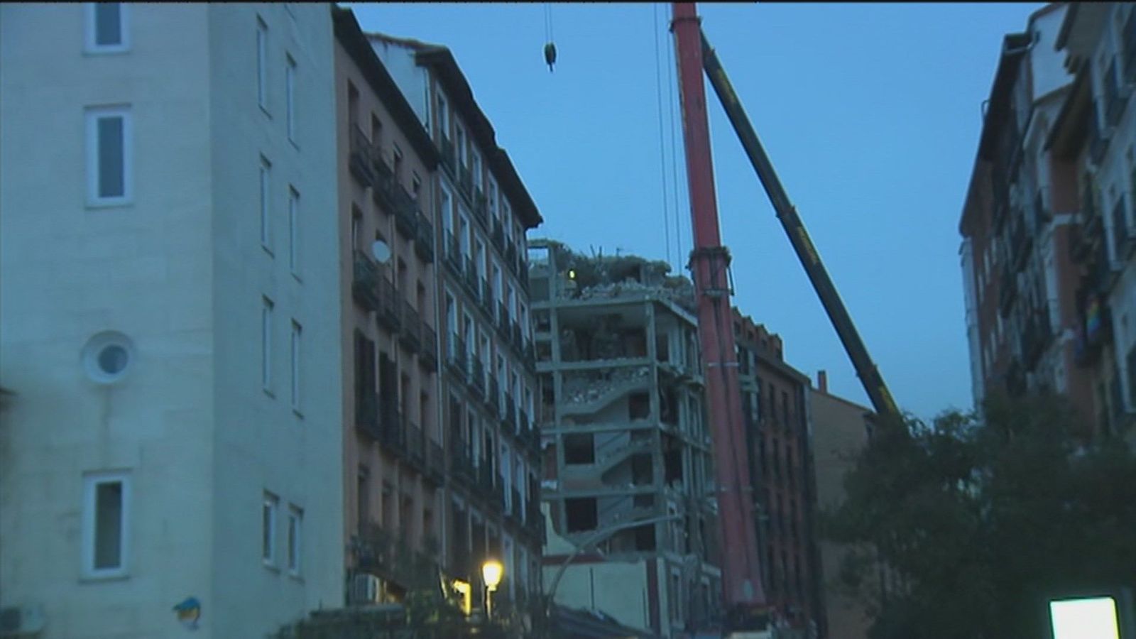 Los operarios derrumbarán las dos plantas superiores del edificio siniestrado en la explosión de la calle Toledo