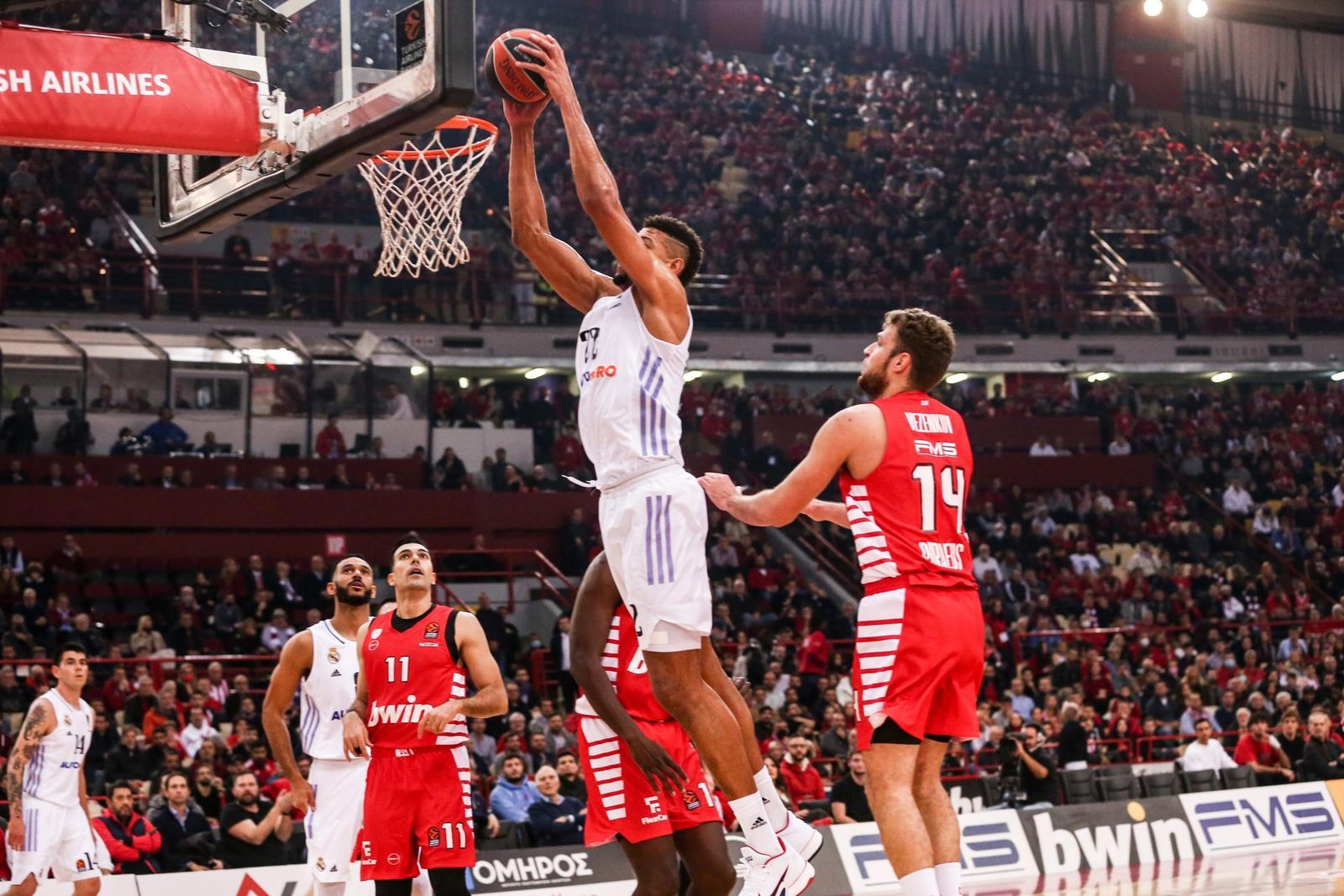 Tavares ante el Olympiacos