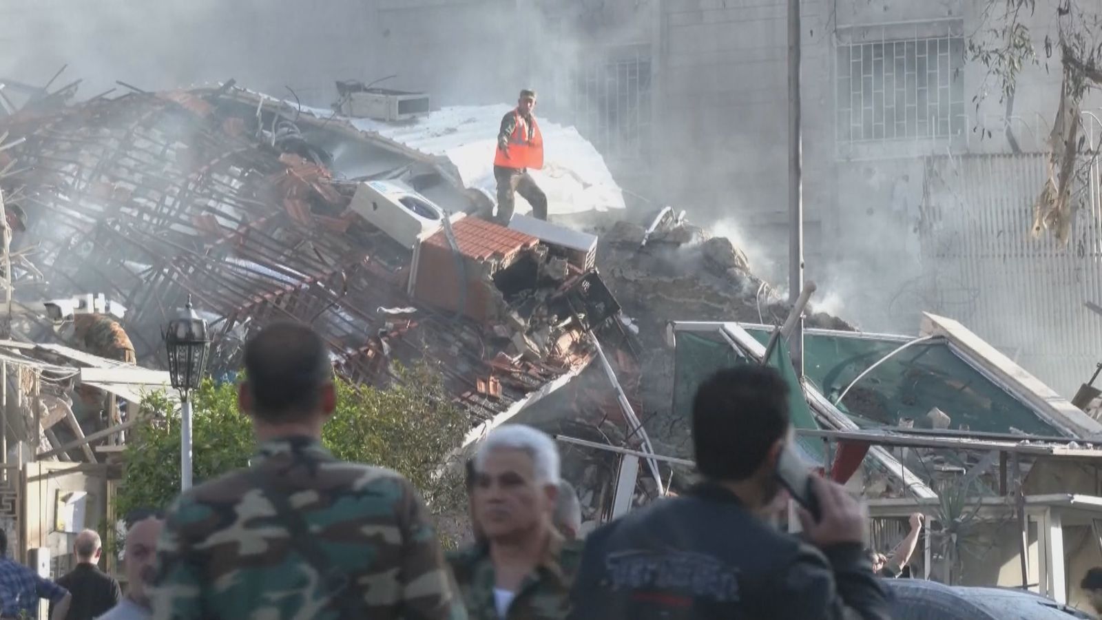 Al menos cinco muertos en un bombardeo  israelí contra el Consulado iraní en Damasco