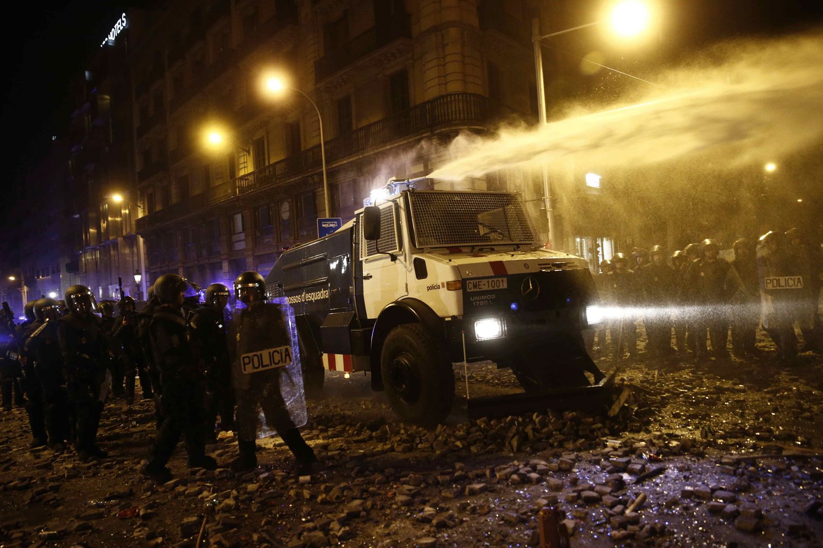Los Mossos estrenan su cañón de agua para apagar hogueras en Barcelona