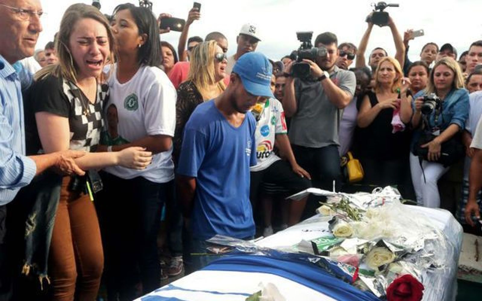 Las víctimas de accidente aéreo del Chapecoense, enterradas entre el dolor y el cariño