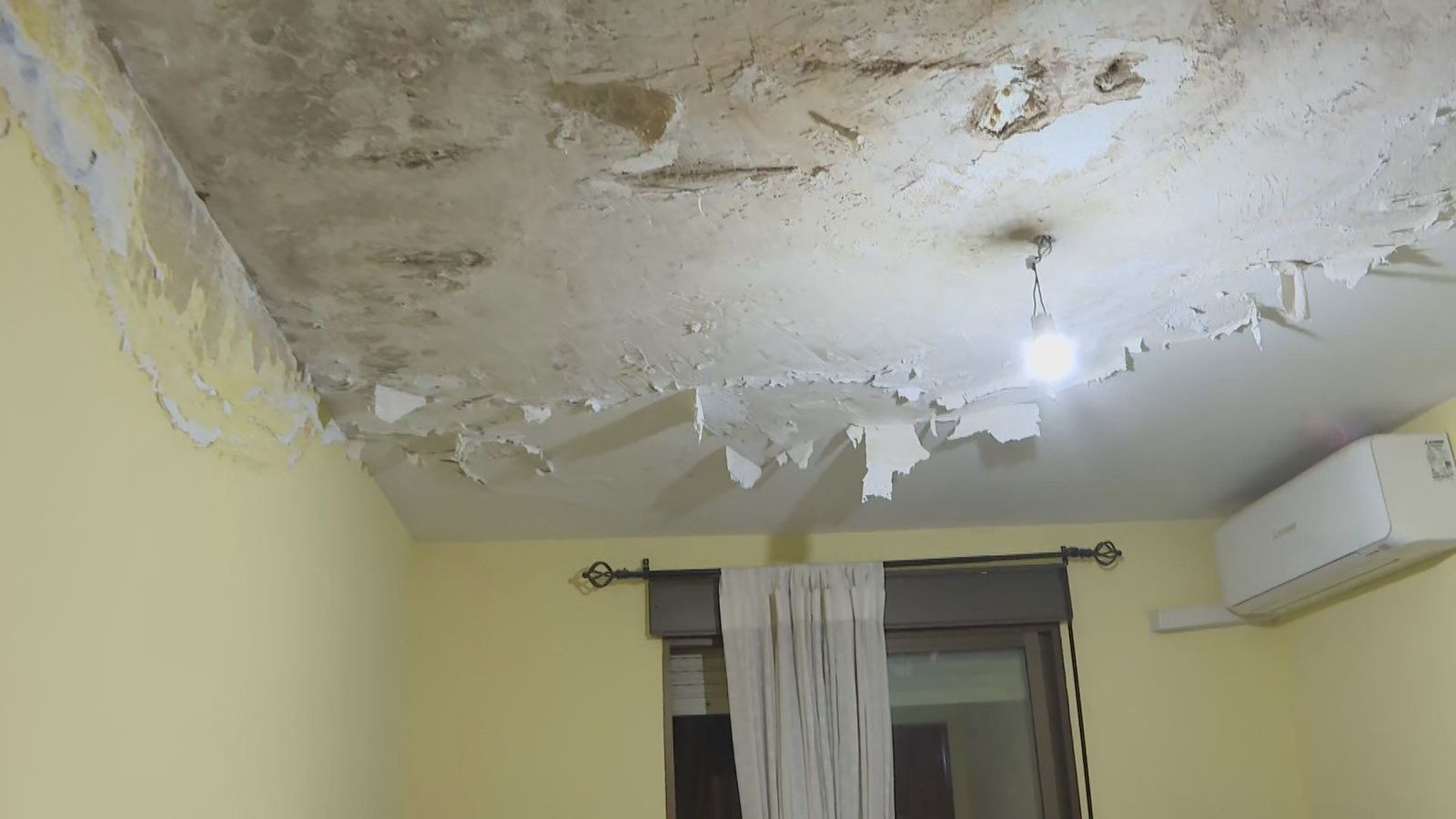 Tres años con una gotera gigante en su piso de Pinto: "El agua cae en el colchón"