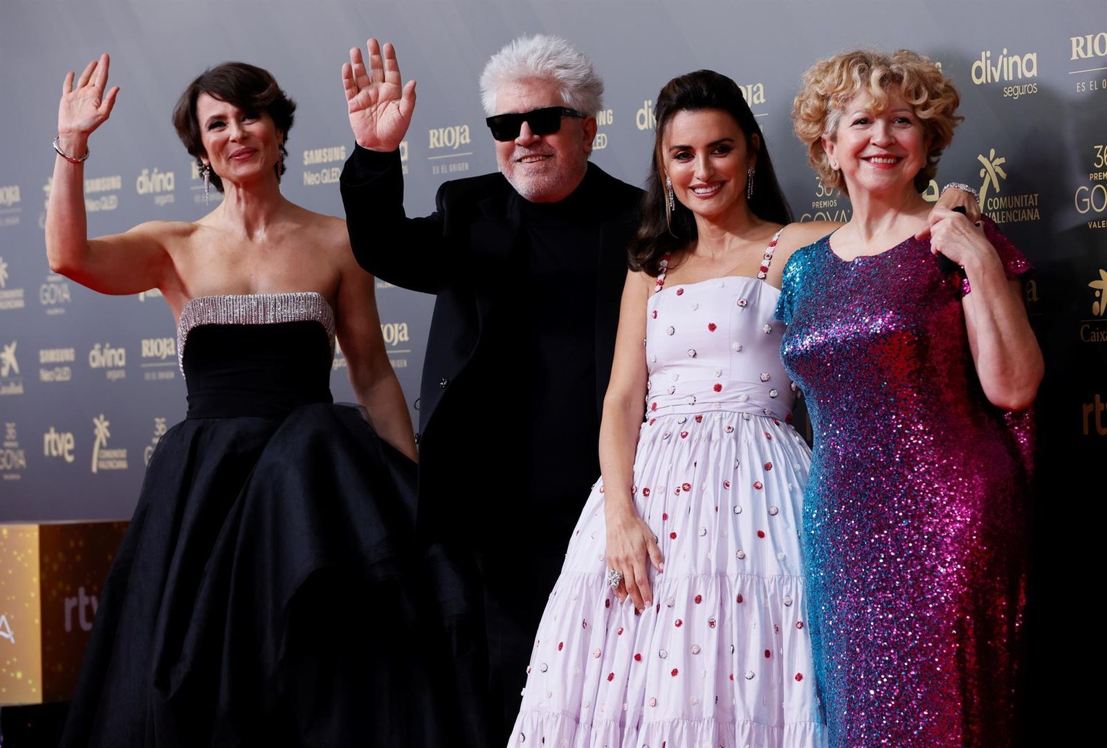 El director Pedro Almodovar acompañado por las actrices Aitana Sánchez Gijón , Penélope Cruz  y Julieta Serrano, posan en la alfombra roja