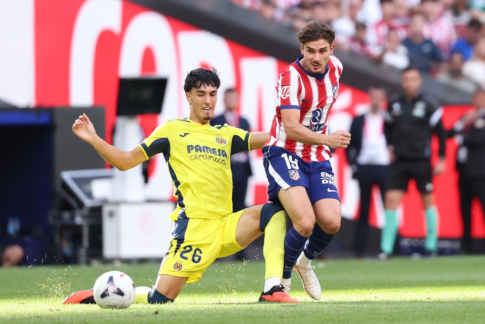 El delantero del Atlético Julián Álvarez  juega un balón ante Carlos Maciá, del Villarreal