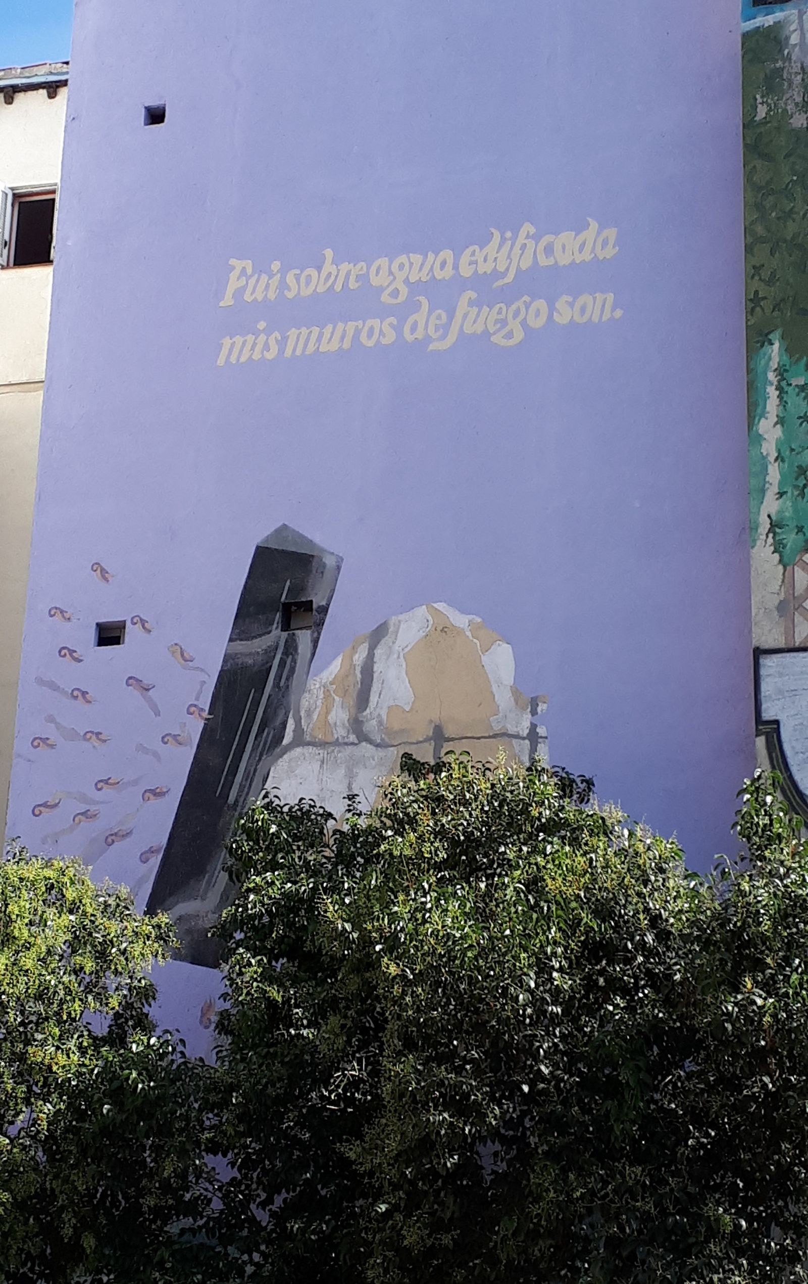 Lema de Madrid en una fachada de la Plaza de Puerta Cerrada