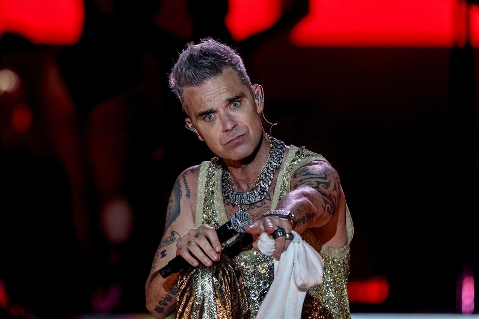 El cantante Robbie Williams durante una actuación en la primera jornada del festival Mad Cool 2023