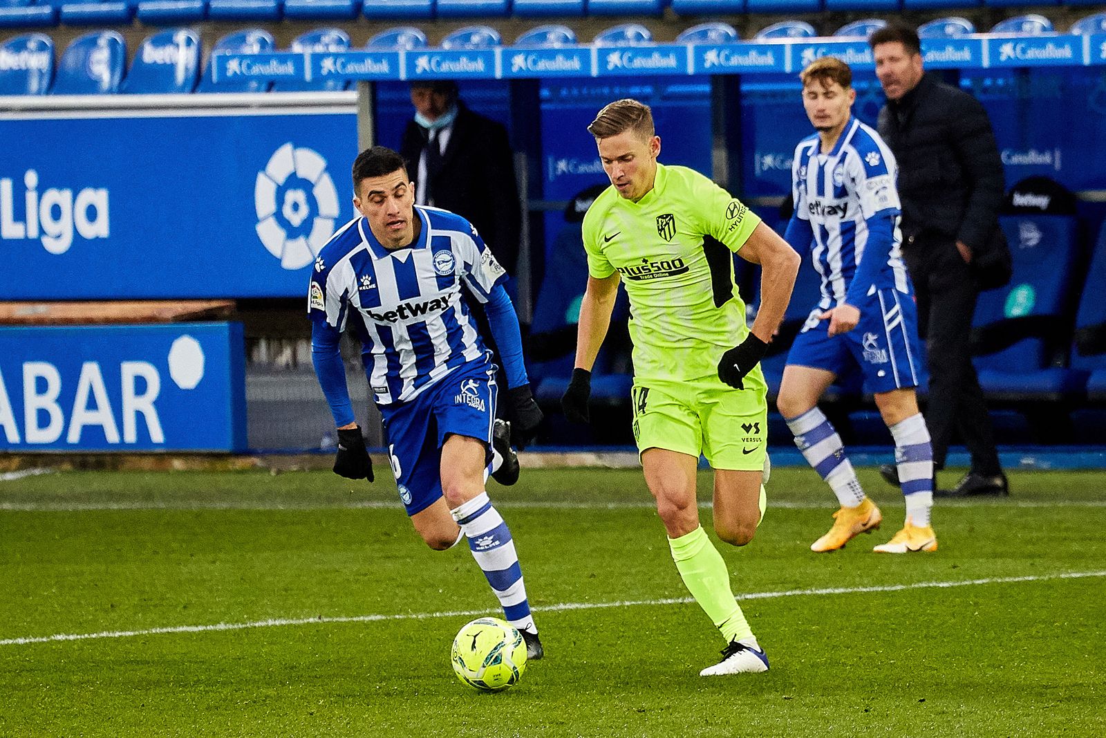 Marcos Llorente supera al defensor alavesista Rodrigo Battaglia en el partido Alavés - Atlético de Madrid