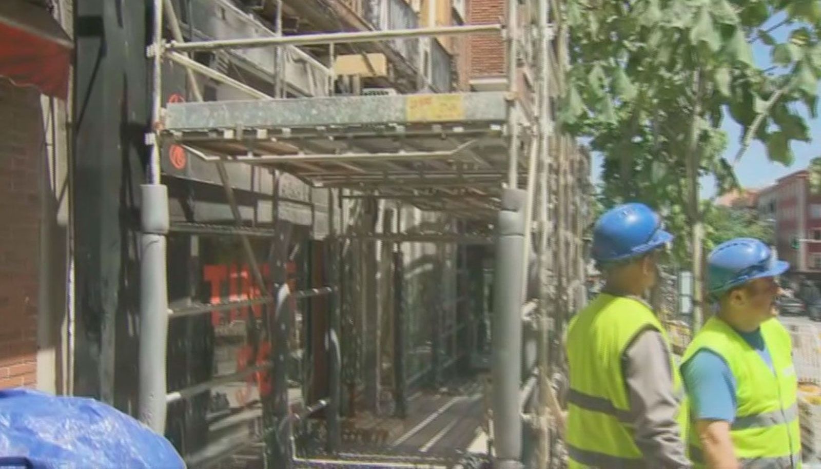 Apuntalan la fachada del edificio de Carabanchel que perdió su cornisa para que regresen los vecinos