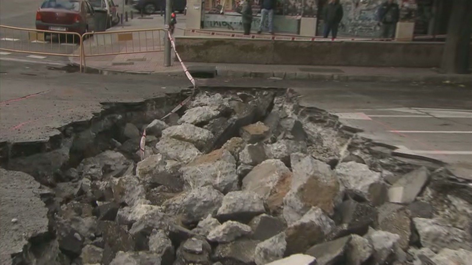 Cortada la calle Marqués de Corbera que acumula ya dos socavones