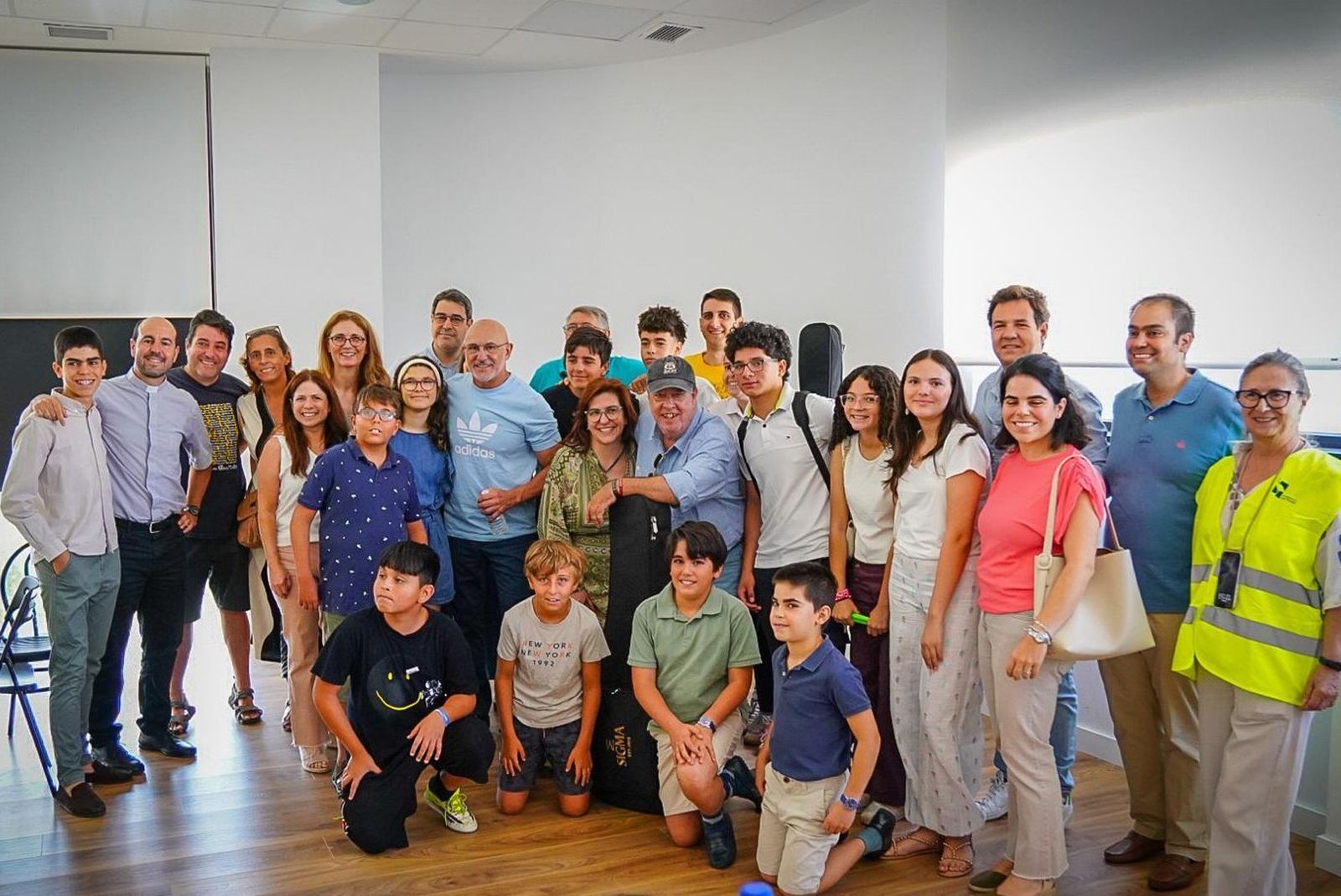 Luis de la Fuente visita a los evacuados por los incendios en Las Rozas