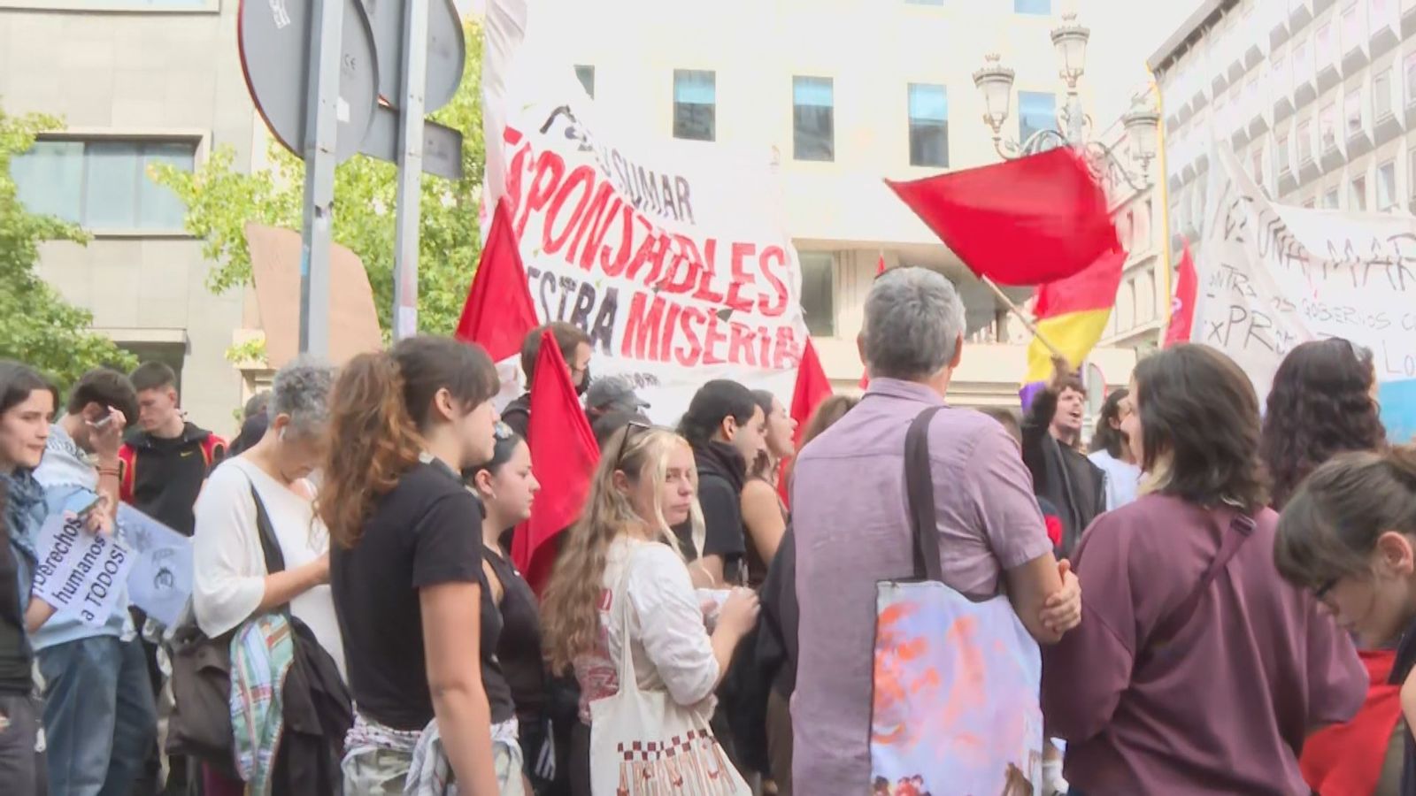 Los manifestantes regresan desde el Congreso a Sol