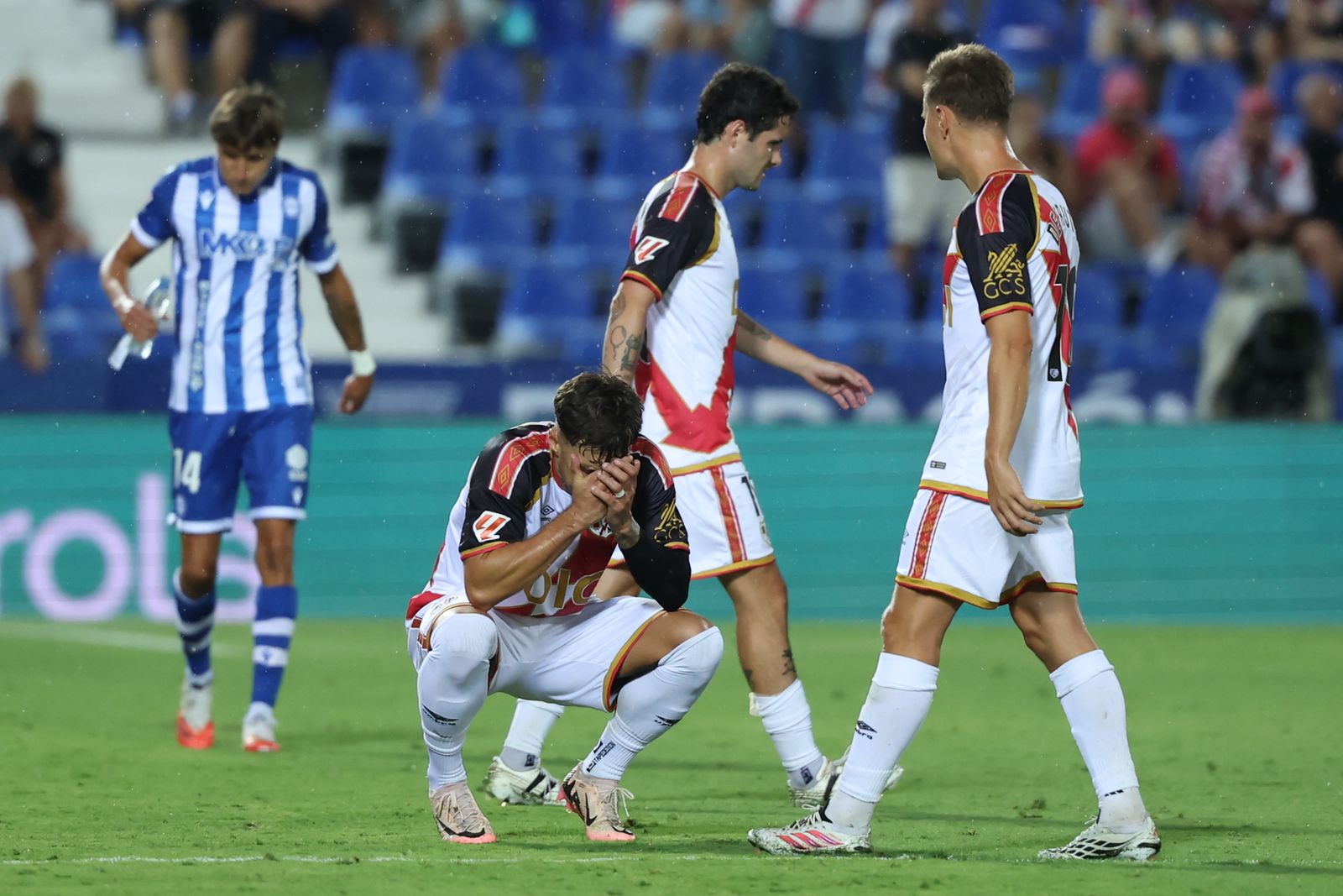 Los jugadores del Rayo Vallecano, abatidos tras el empate del Deportivo Alavés