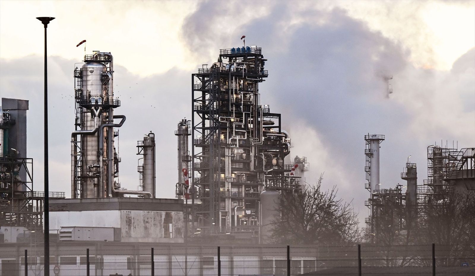 El petróleo dispara su precio y España liberará reservas: 12 días de crudo para aliviar la tensión del mercado