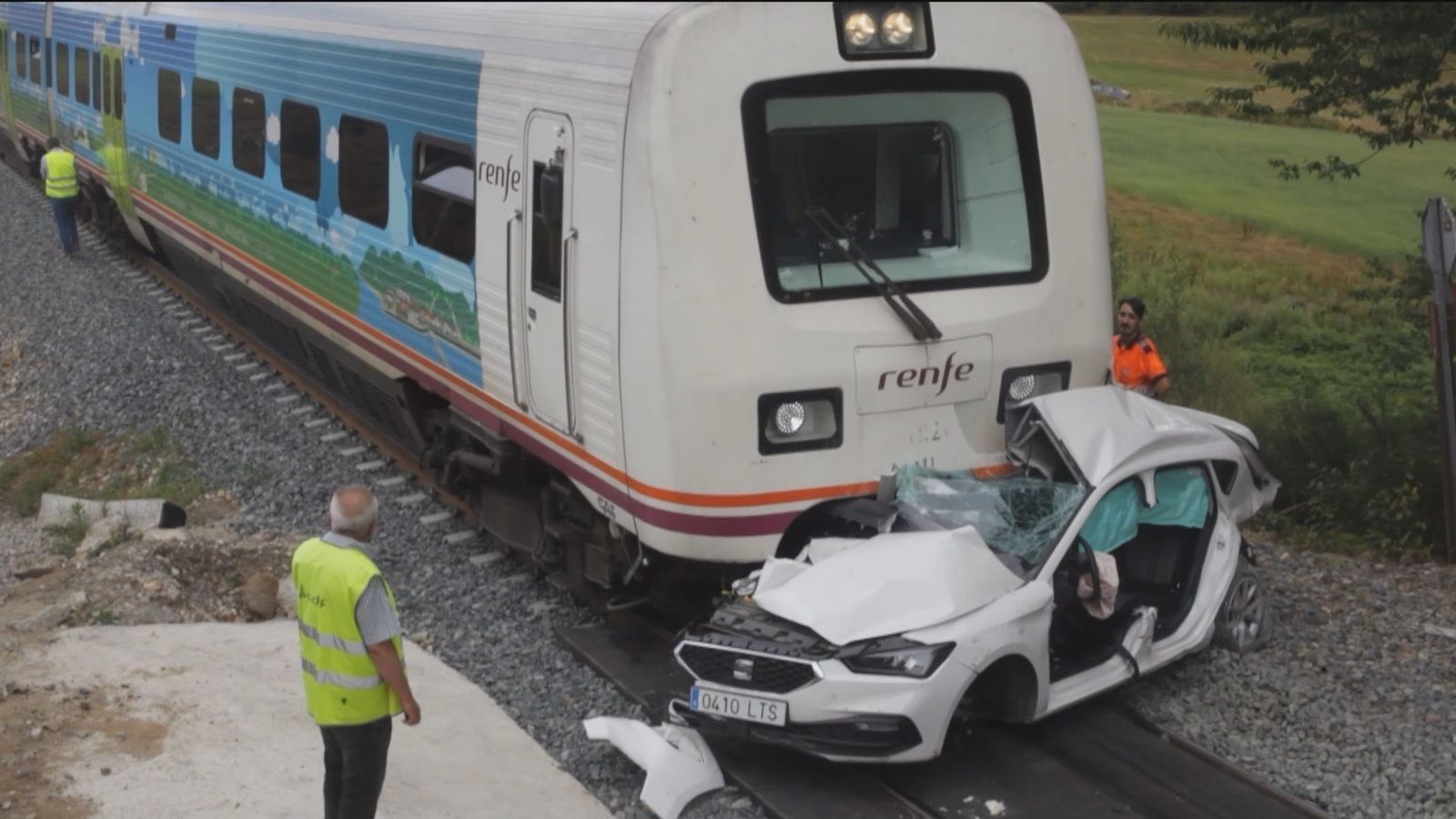 Un fallecido y dos heridos graves al arrollar un tren  a un coche en un paso a nivel sin barreras en Lugo