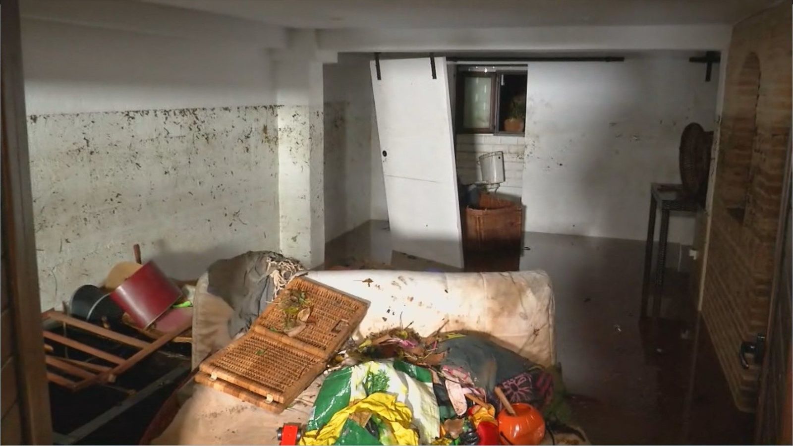 La lluvia derrumba parte de una casa en El Álamo