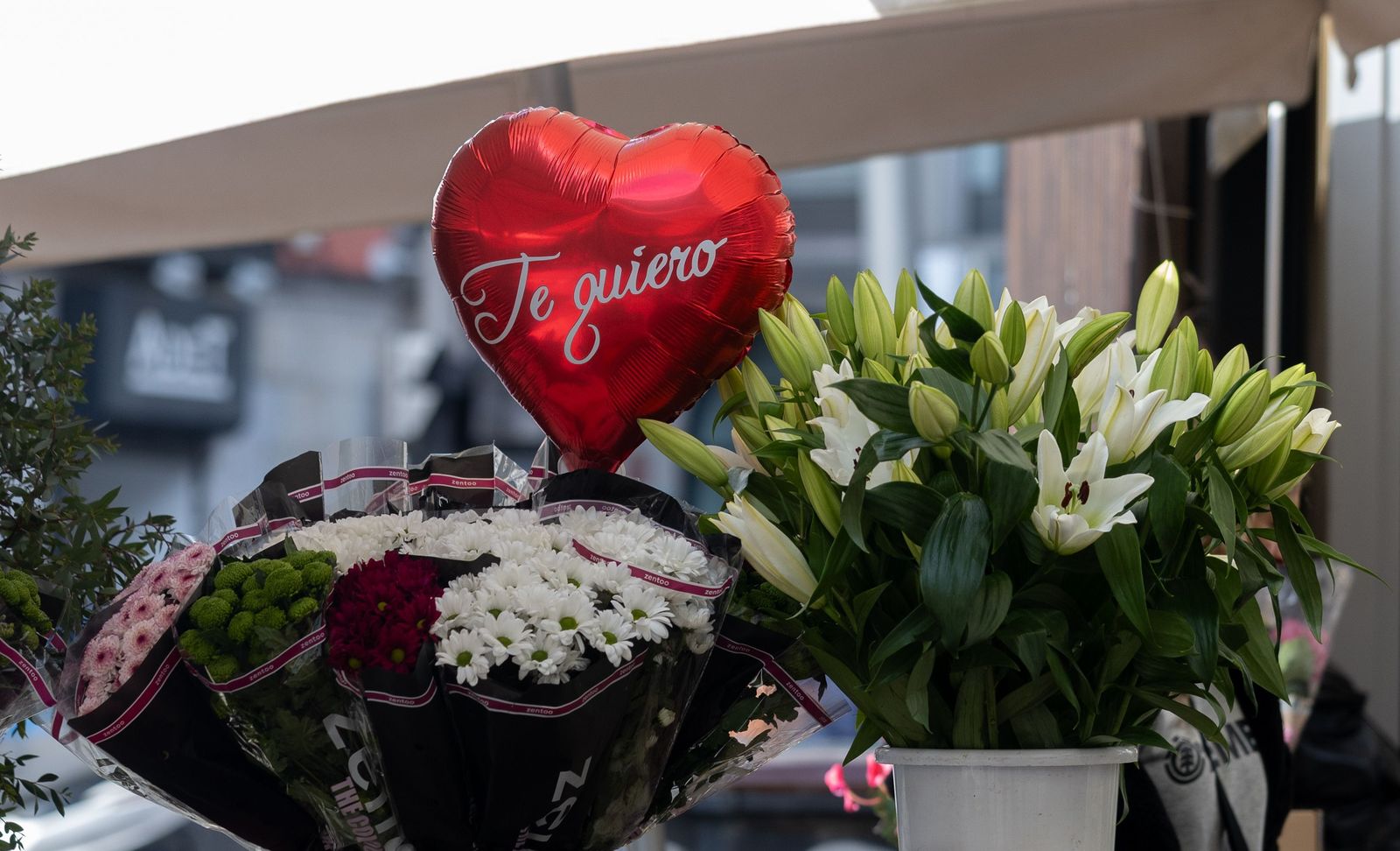 Un globo en forma de corazón y flores con motivo del Día de San Valentín