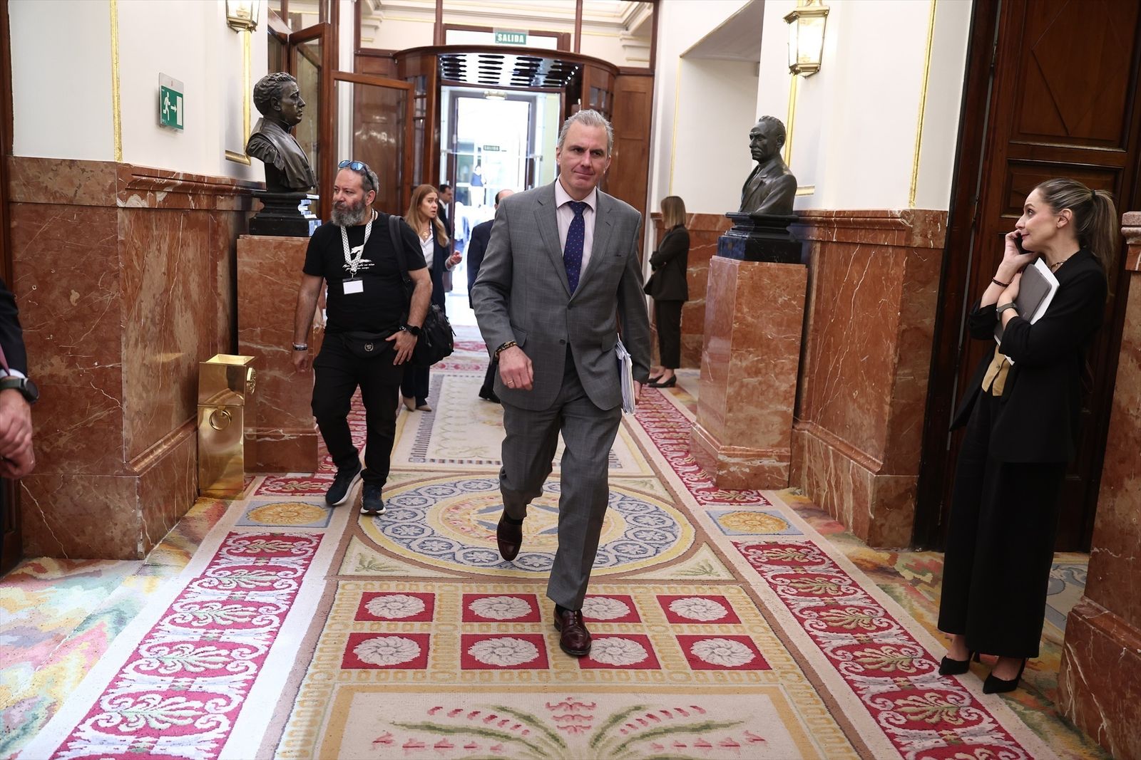 El diputado de Vox Javier Orega Smith, llega a una sesión plenaria en el Congreso de los Diputados