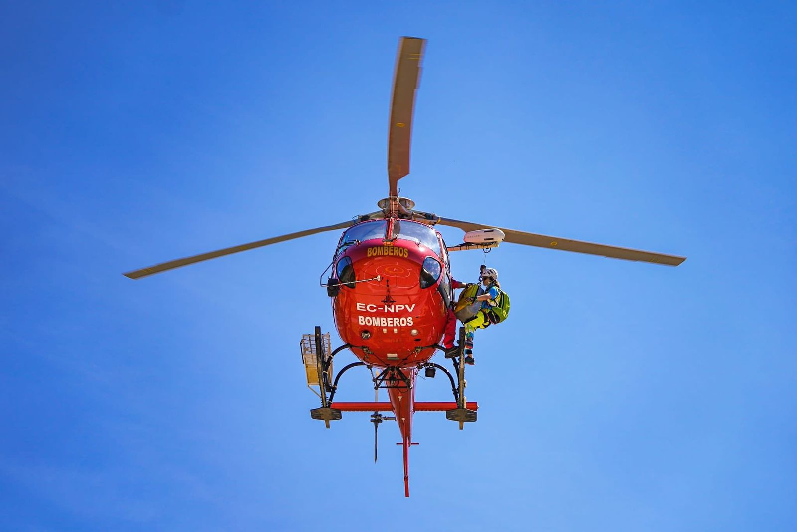 Un sanitario del Summa112 en el patín del helicóptero del GERA de Bomberos