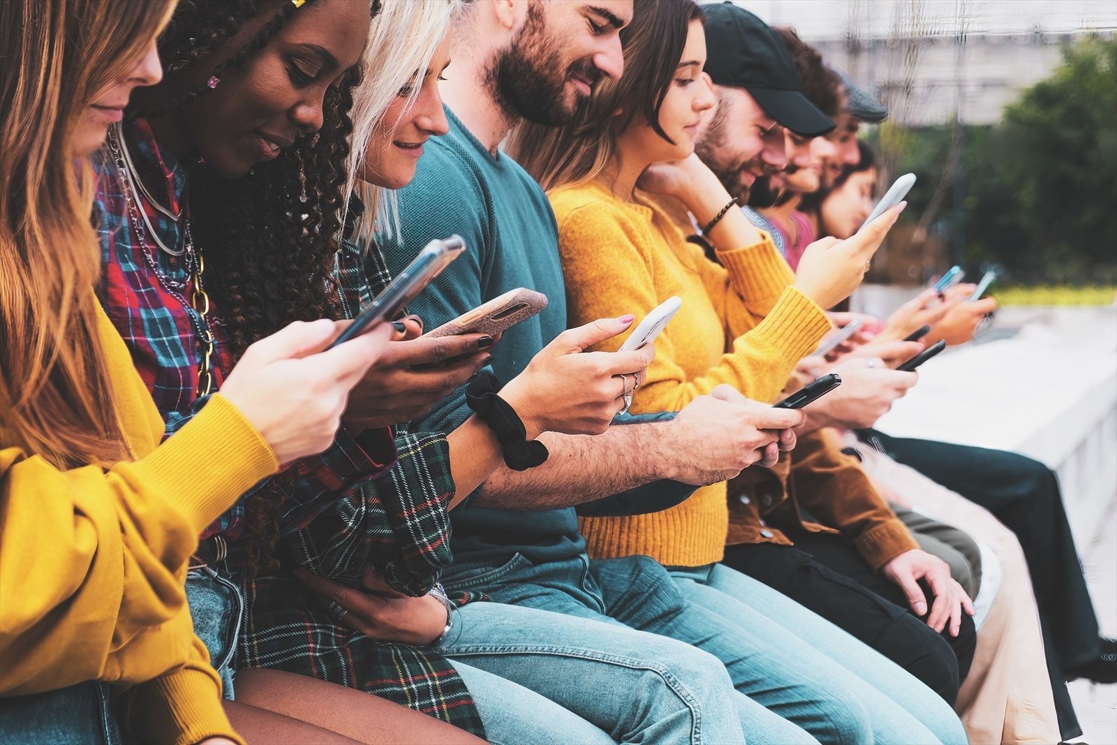 Las nuevas generaciones se comunican cada vez más a través de redes sociales