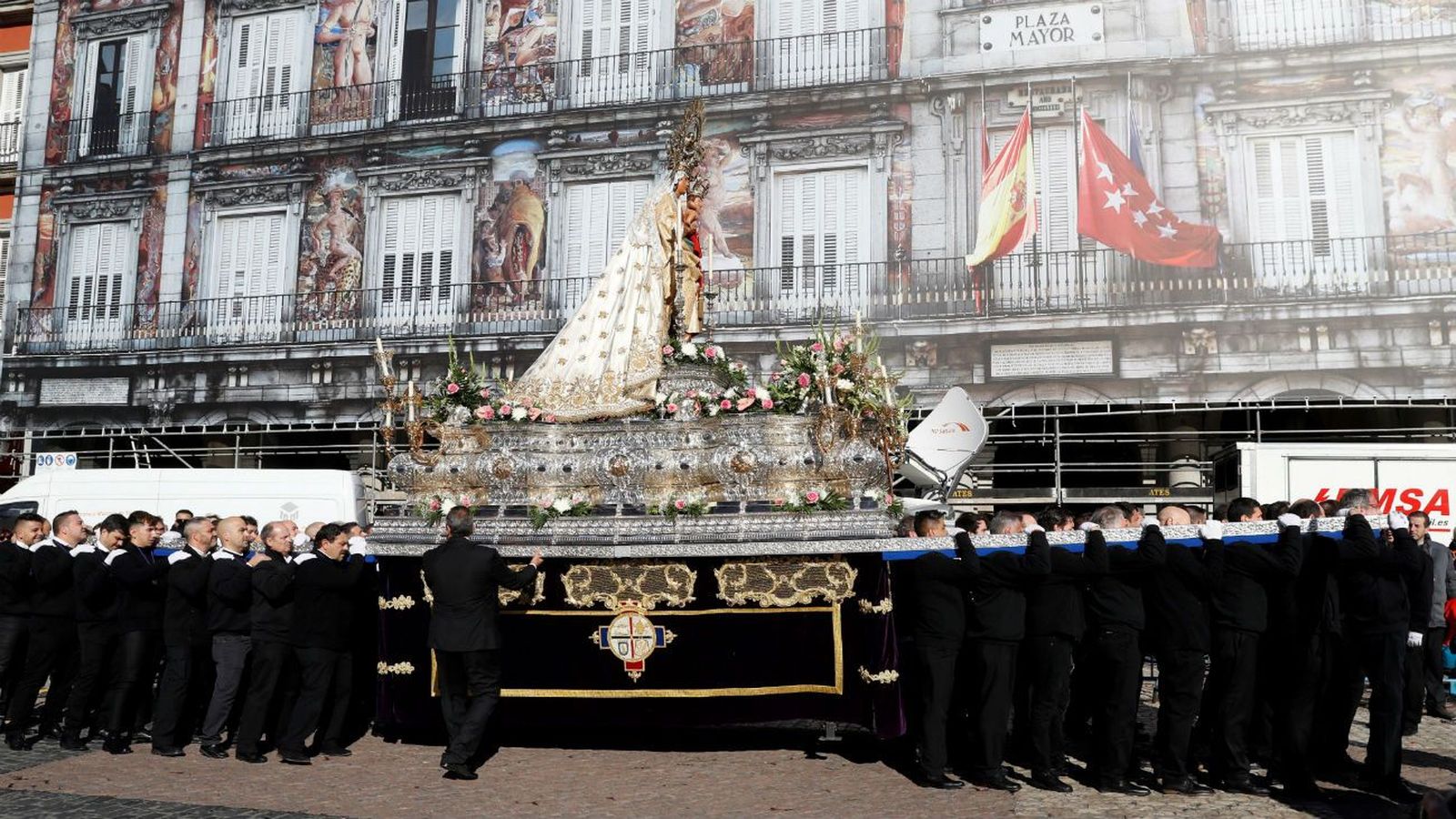 La Virgen de la Almudena recorre las calles del centro de Madrid