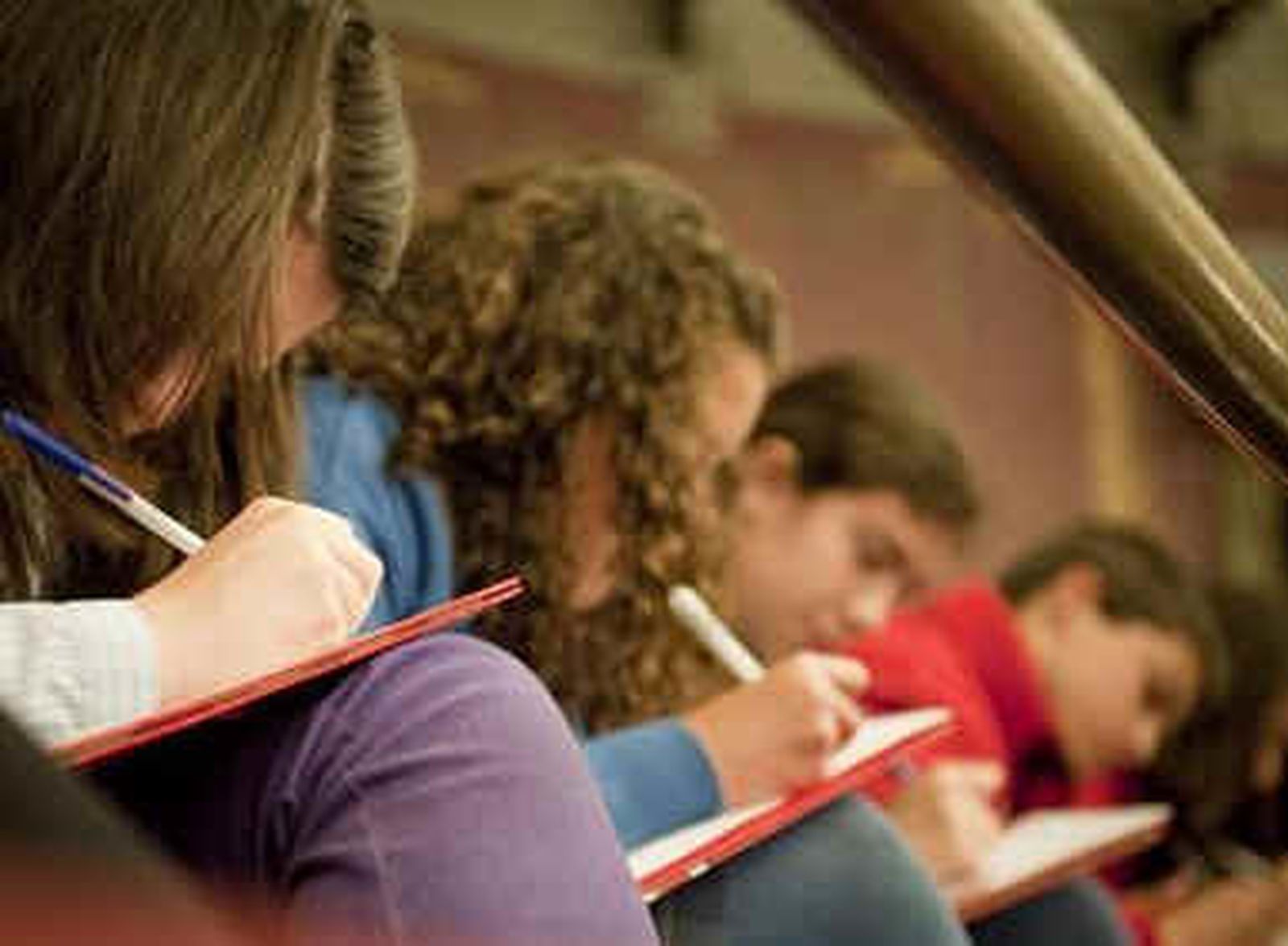 Profesores, FAPA y sindicatos llaman a la huelga para "tumbar las reválidas"