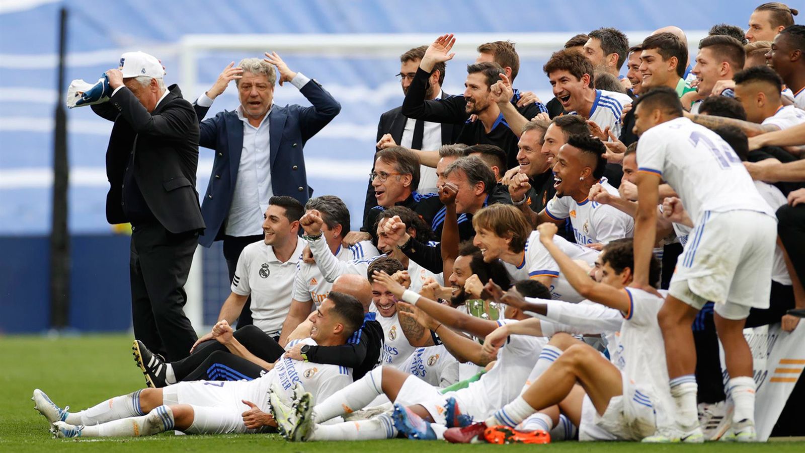 La plantilla del Real Madrid celebra el título de Liga en el Bernabéu