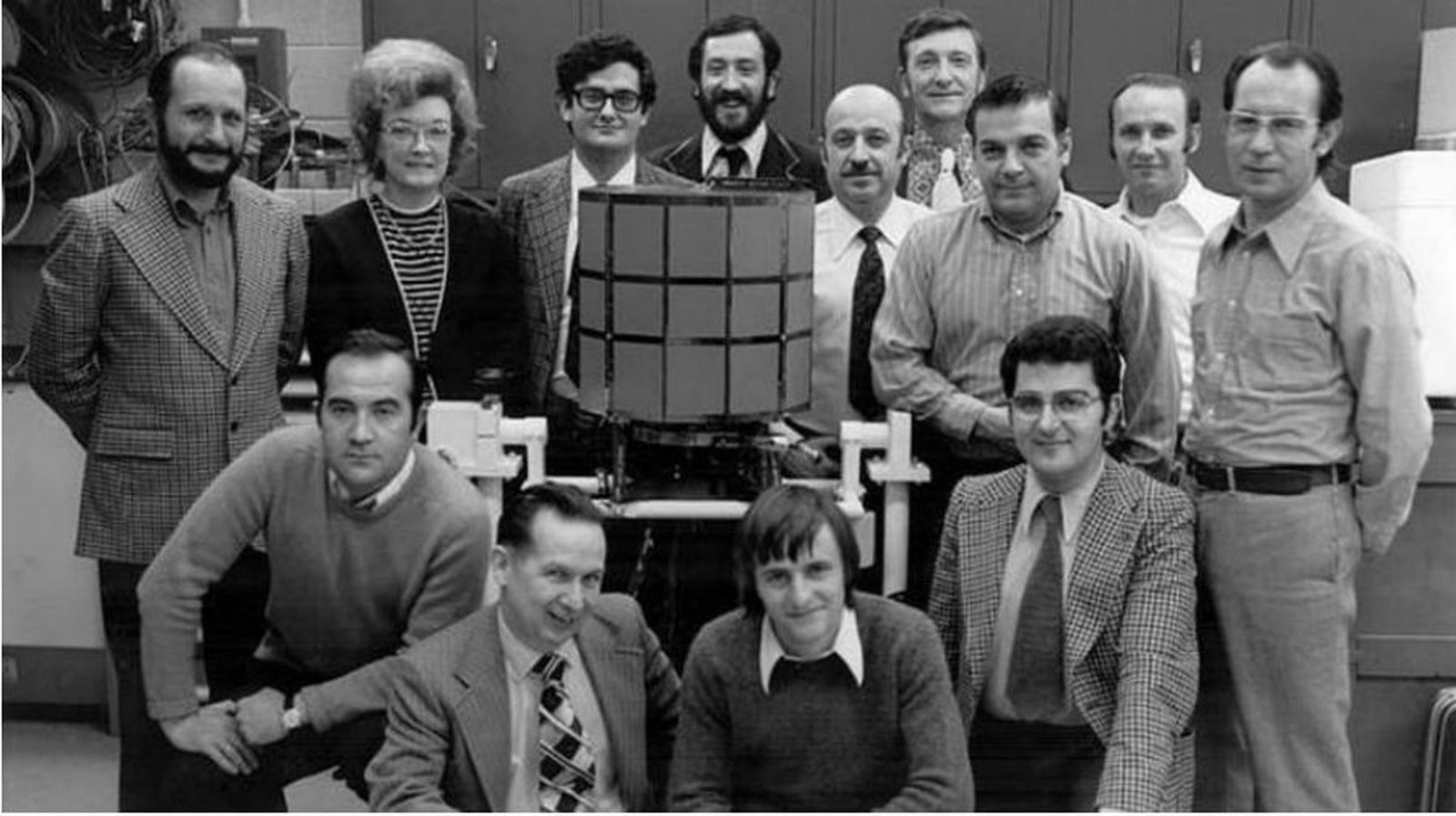 Parte del equipo que concibió y construyó el Intasat