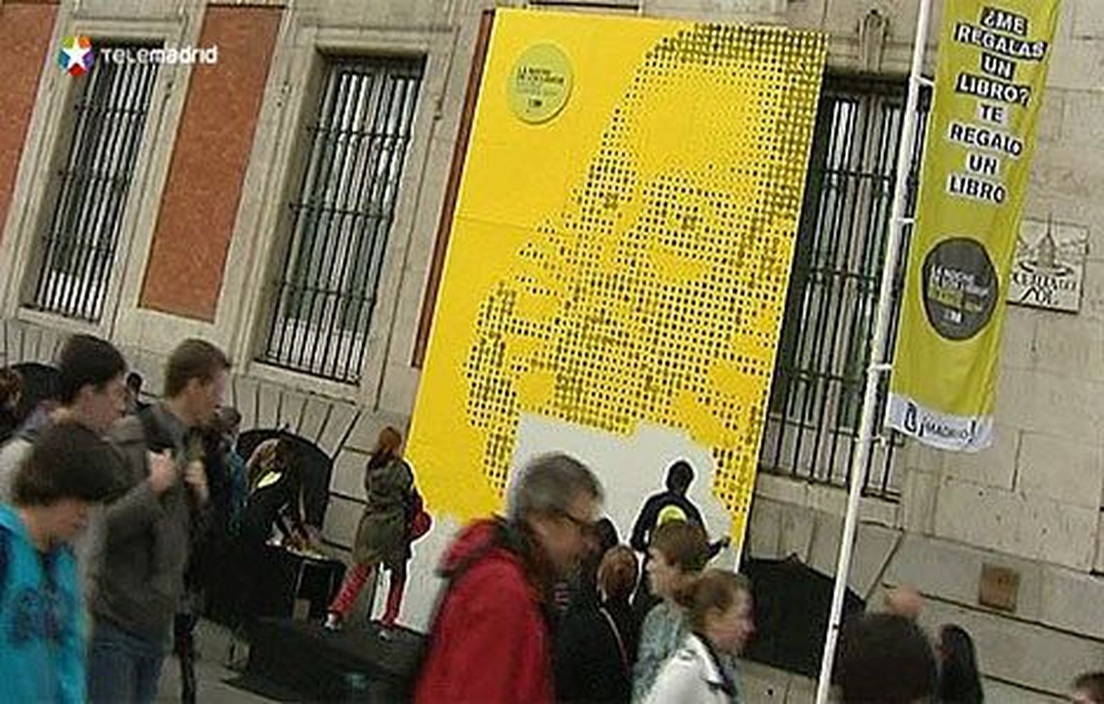 Un mural gigante de 'post  it' con la cara de Cervantes en la Puerta del Sol