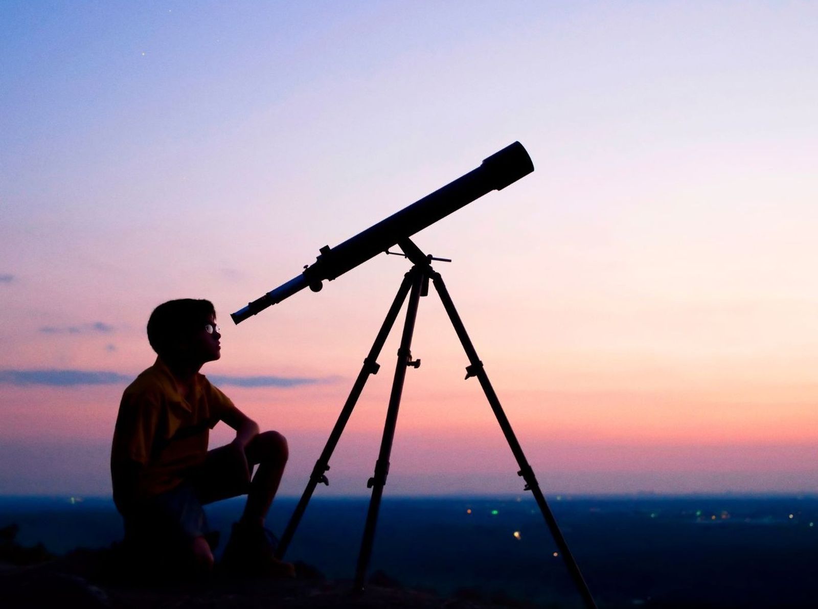 Un joven observa por un telescopio