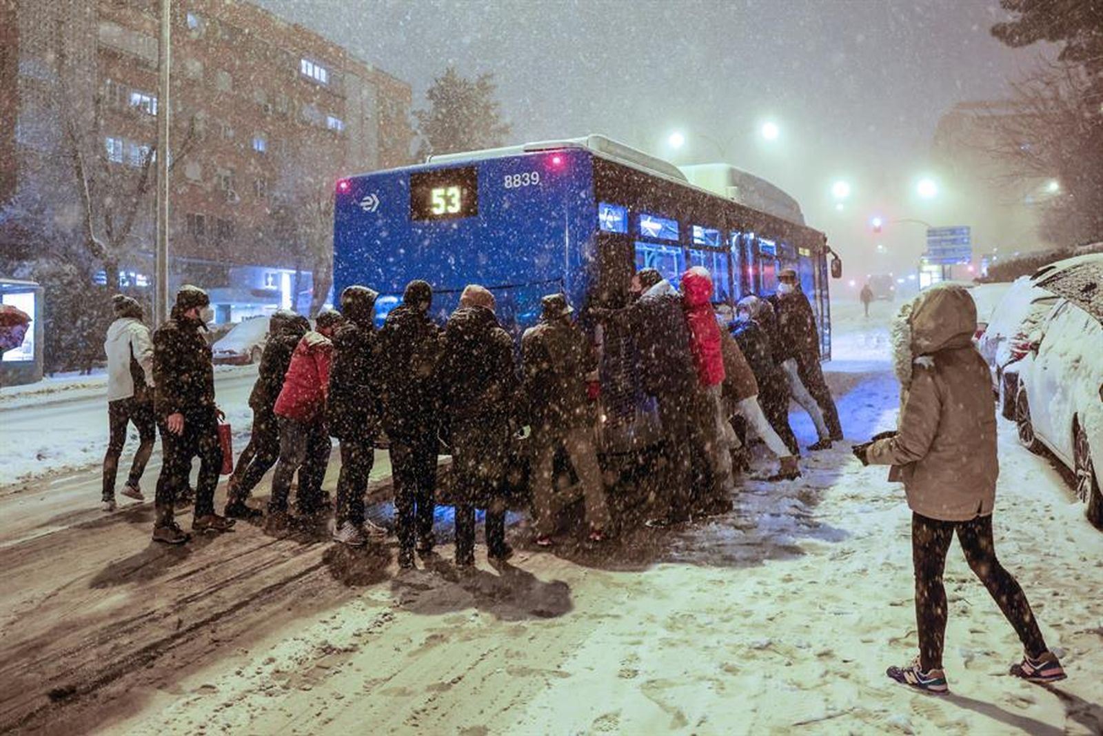 Varias personas empujan en Madrid un autobús atrapado por la nieve