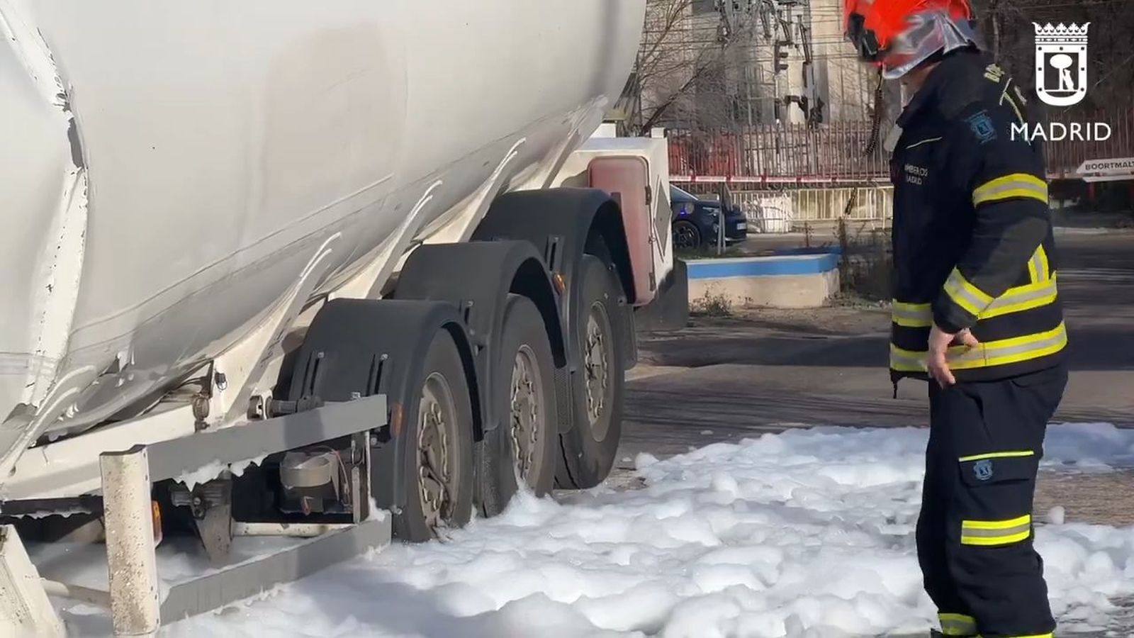 Bomberos controlan un vertido de combustible en Villaverde