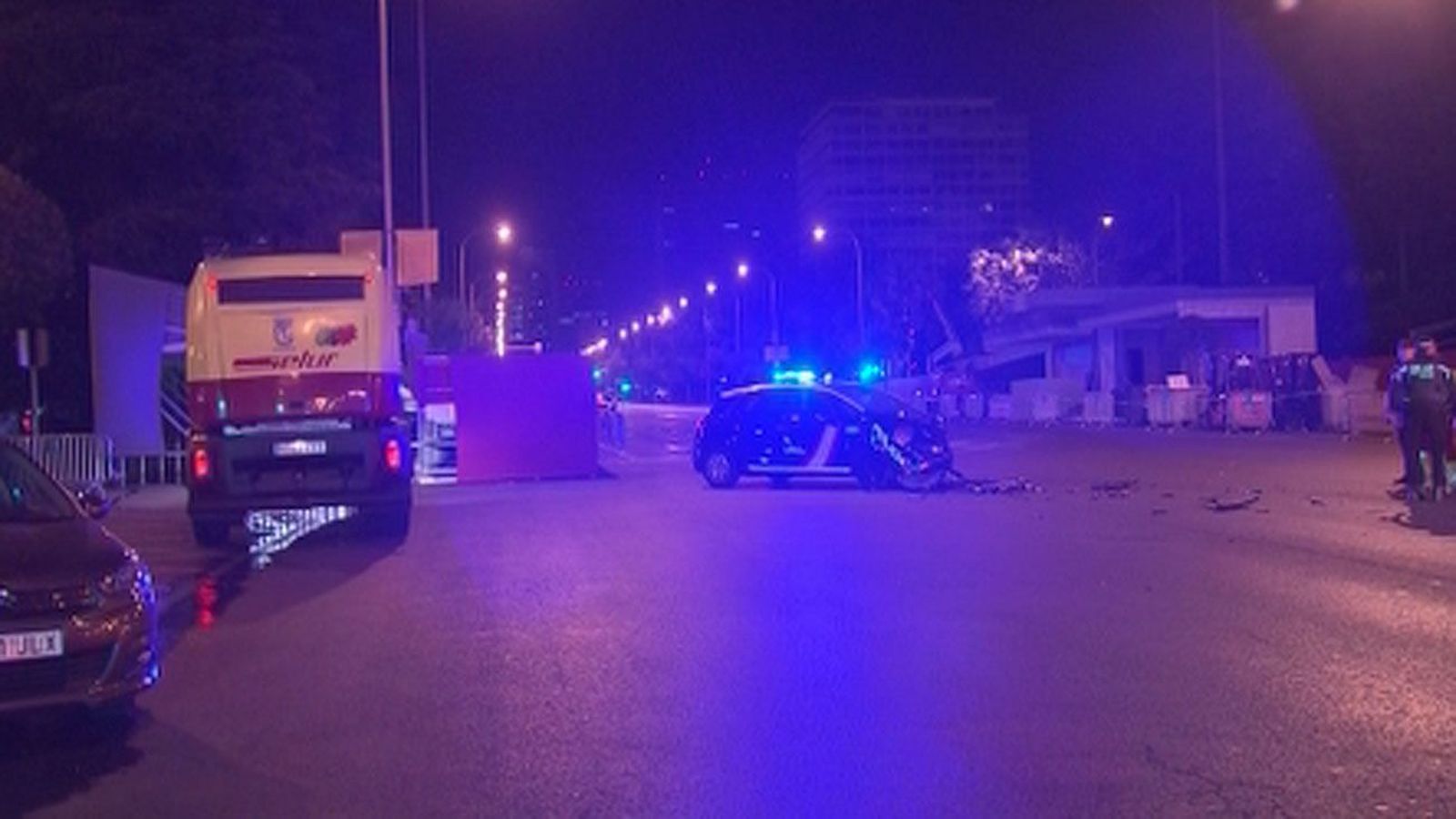 Un coche de Policía a toda velocidad choca con un taxi en la Castellana