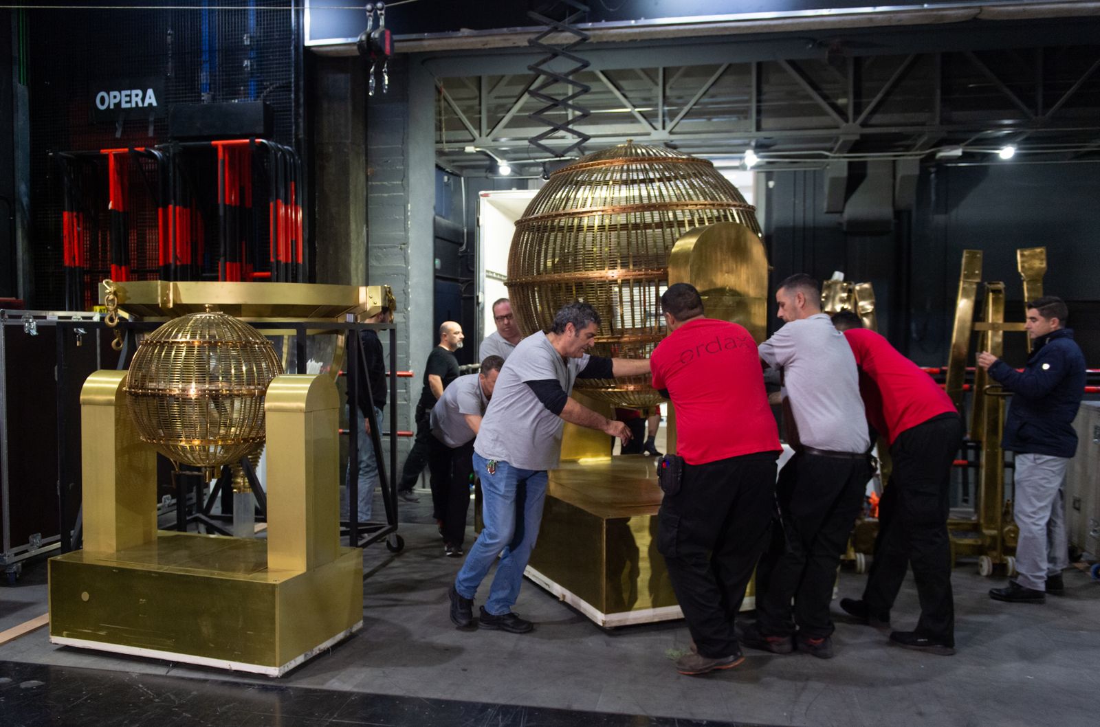 Los bombos de la Lotería Nacional llegan al Teatro Real TN