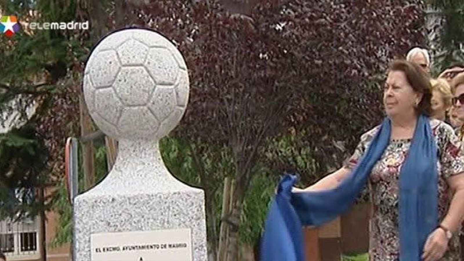 Un monolito recuerda al "maestro" Luis Aragonés en su barrio de Hortaleza