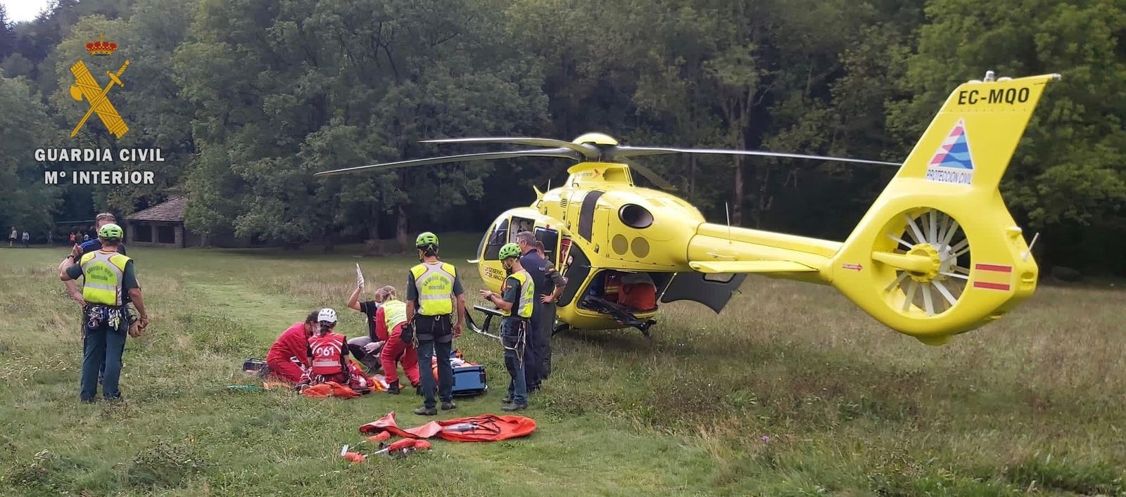Momento en que el helicóptero recoge a la senderista intoxicada
