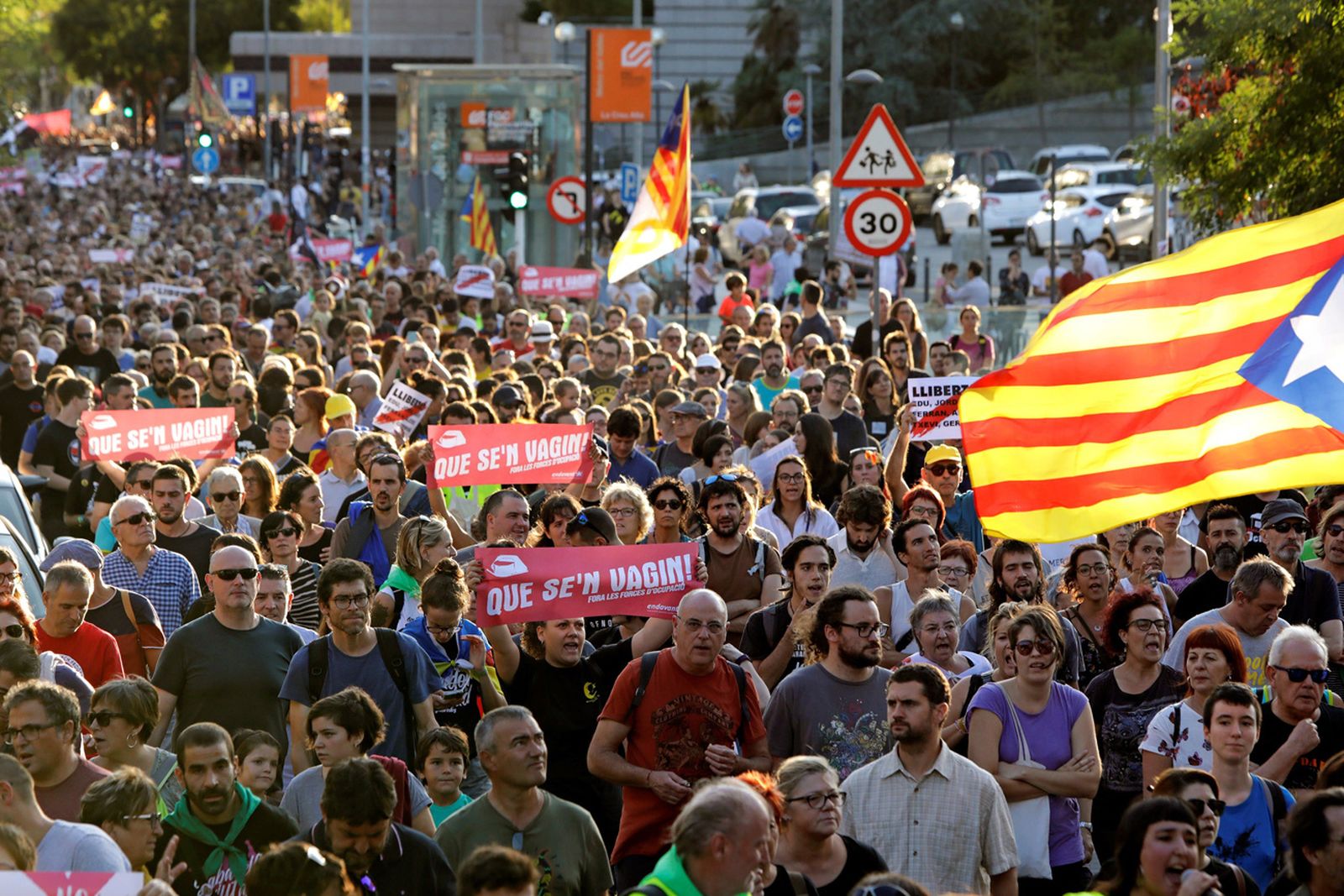 Miles de personas se manifiestan en Sabadell en apoyo a los siete CDR detenidos