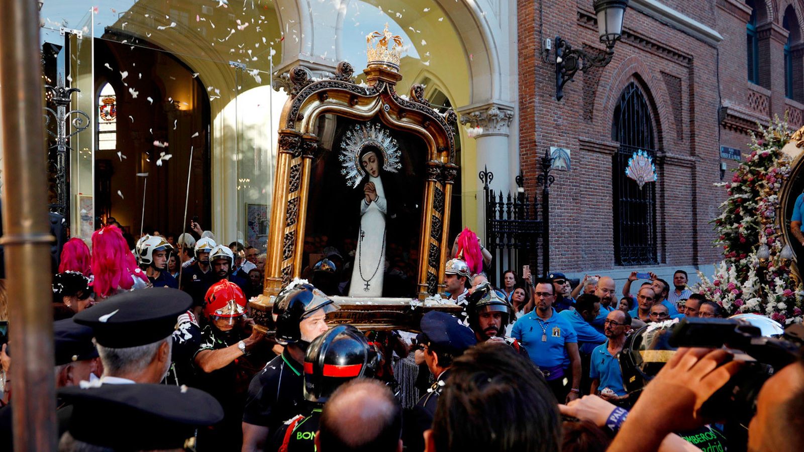 La imagen de La Paloma, llevada en hombros por bomberos de Madrid para procesionar por las calles de Madrid