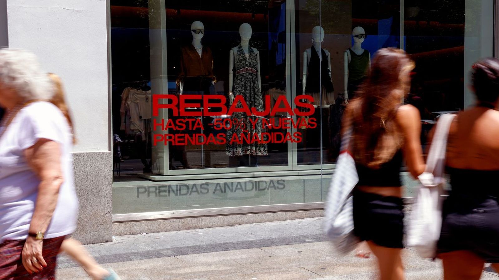 Las rebajas arrancan con previsiones de más ventas impulsadas por el calor y el Mundial
