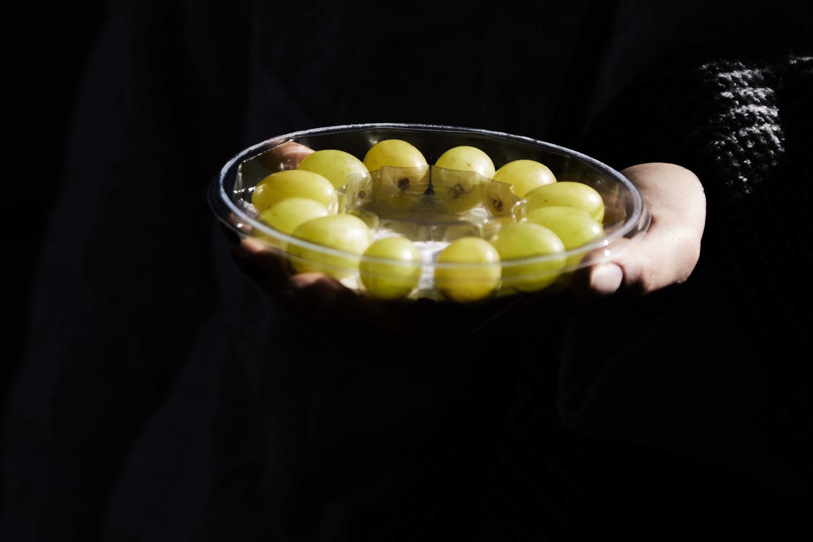 Uvas, frutos secos o caramelos duros: las “peligrosas trampas” para los niños en Navidad
