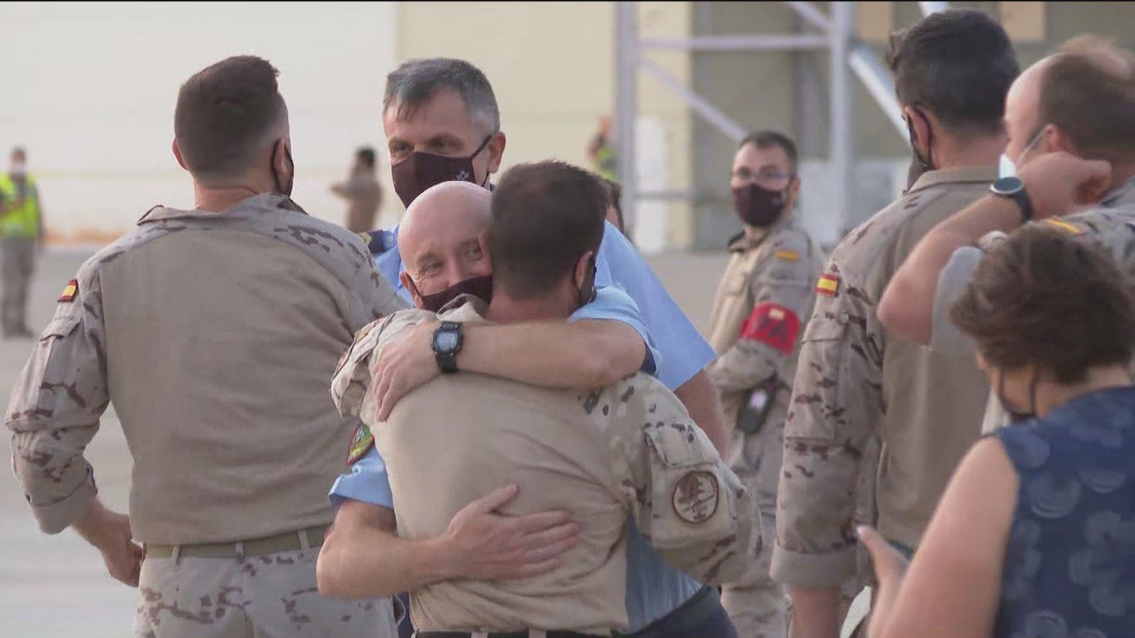 Robles felicita a los últimos 53 militares españoles procedentes de Dubai en la Base Aérea de Zaragoza