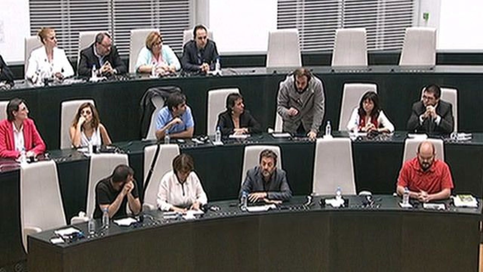 Los tuit antisemitas del concejal Guillermo Zapata salpican el estreno de Carmena