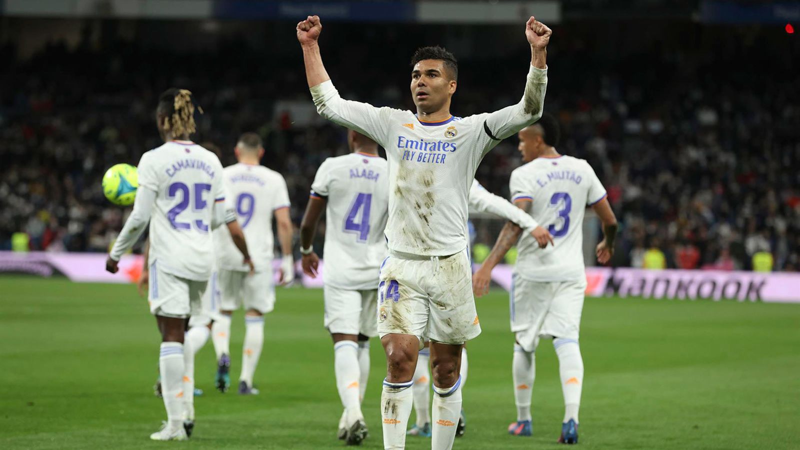 El centrocampista brasileño del Real Madrid Casemiro celebra su gol ante el Getafe, durante el partido de Liga en Primera División que disputan este sábado en el estadio Santiago Bernabéu, en Madrid